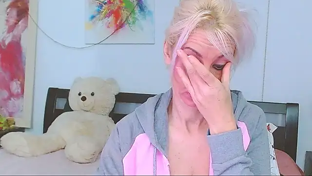 HoneyLara online show from November 2025 08:09:01 PM