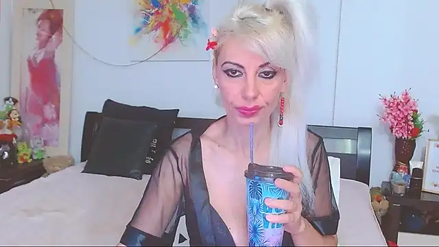 HoneyLara online show from June 2026 01:11:02 AM