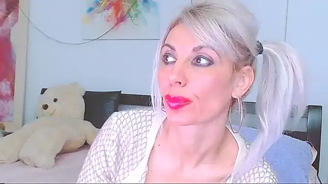 HoneyLara online show from December 2025 06:45:01 AM