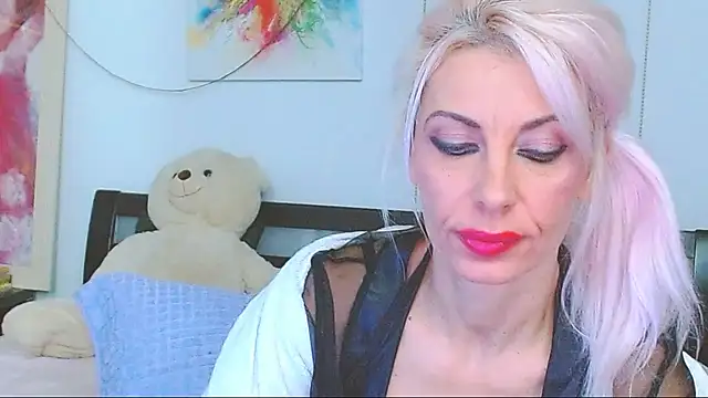 HoneyLara online show from December 2025 06:53:01 PM