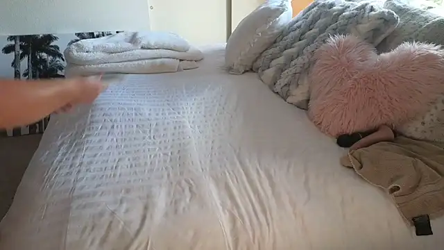 JESS LOVES online show from April 2026 06:22:01 PM