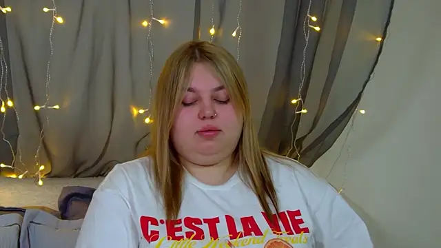 Snapshot of LillianKim chatting on November 2025 06:40:02 AM LillianKim online show from November 2025 06:40:02 AM