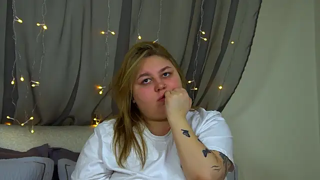 Snapshot of LillianKim chatting on December 2025 06:36:02 AM LillianKim online show from December 2025 06:36:02 AM