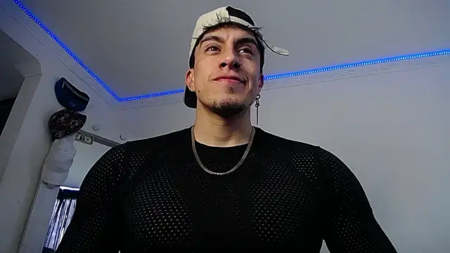 Snapshot of strongboy_ chatting on February 2026 05:33:02 PM strongboy online show from February 2026 05:33:02 PM