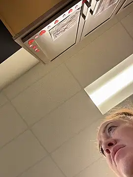 cinnatitties online show from November 2025 04:00:01 PM