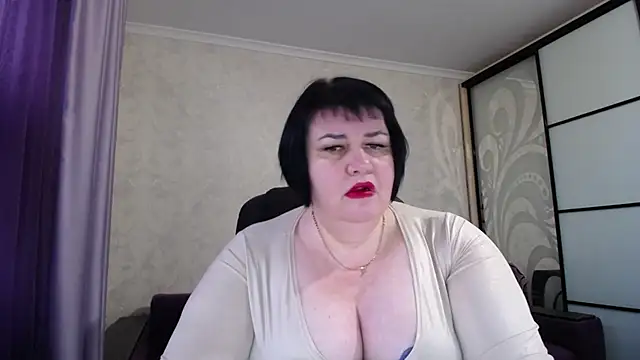 JuicyLady Di online show from October 2025 05:00:01 AM