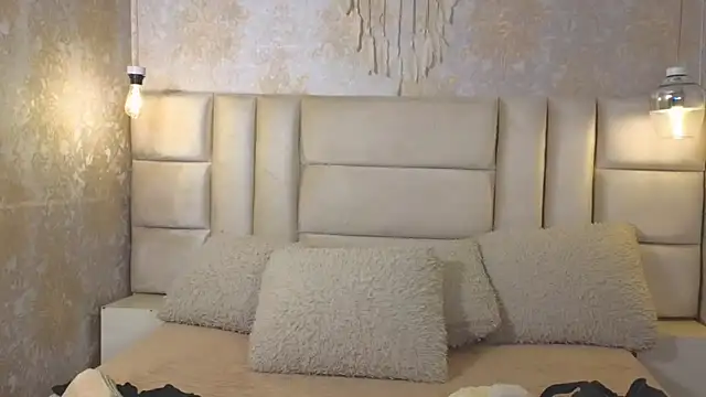 EmilyQueen3x online show from June 2026 01:54:01 PM