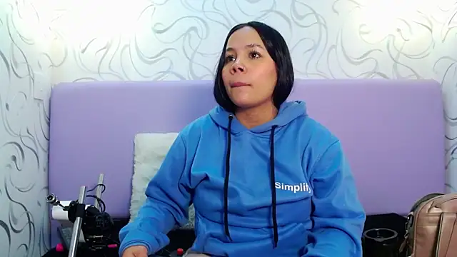 EmilyQueen3x online show from October 2025 01:00:01 PM