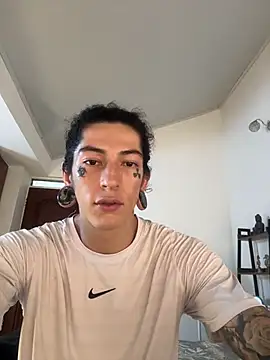 Snapshot of tommylongxx chatting on November 2025 05:28:02 PM tommylongxx online show from November 2025 05:28:02 PM