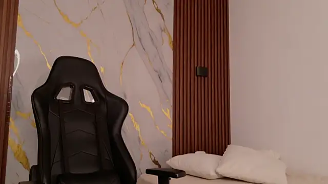 Snapshot of EmilyBoonny1 chatting on February 2026 07:44:01 PM EmilyBoonny1 online show from February 2026 07:44:01 PM