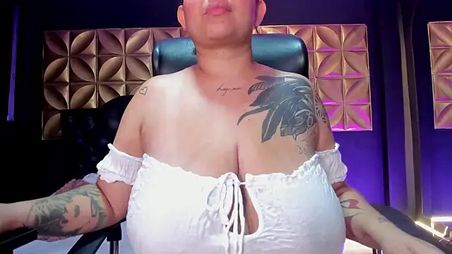 Laurenhillcute14 online show from April 2026 07:18:01 PM