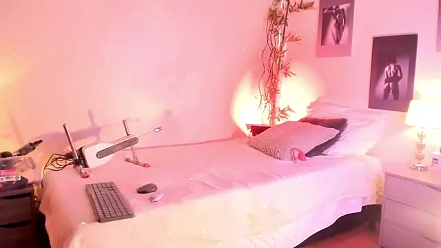 Snapshot of Alicee_Levine chatting on November 2025 10:13:02 PM Alicee Levine online show from November 2025 10:13:02 PM