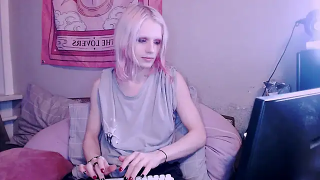 Alien Bella online show from December 2025 01:04:02 PM