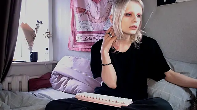 Alien Bella online show from February 2026 12:27:01 PM