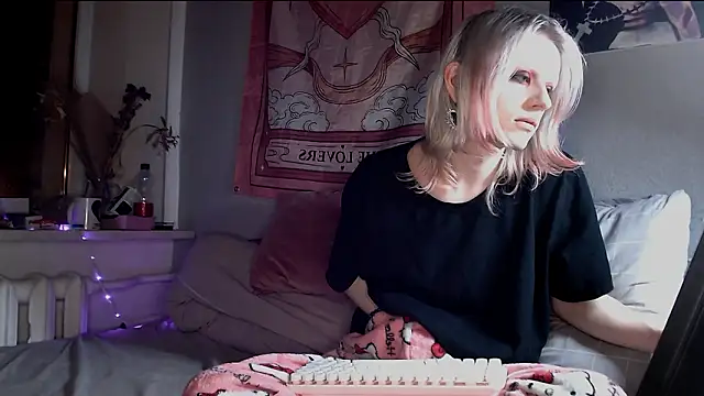 Alien Bella online show from March 2026 09:10:01 PM