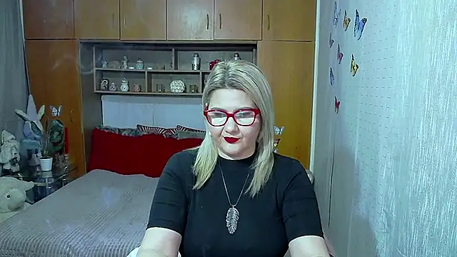 LucilleFenlys online show from April 2026 06:58:01 PM