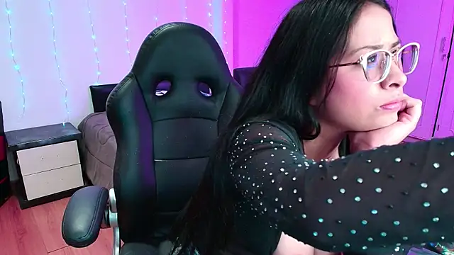 yesie hot online show from November 2025 09:59:02 PM