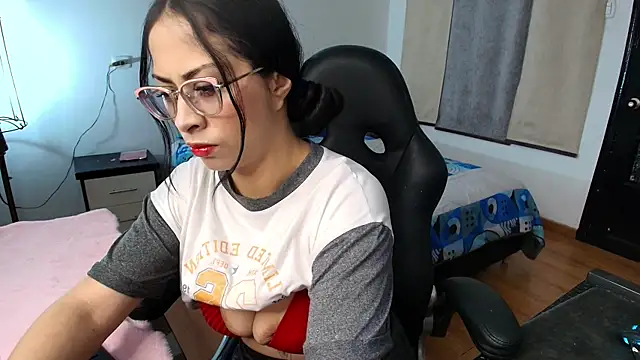 yesie hot online show from April 2026 12:57:02 AM