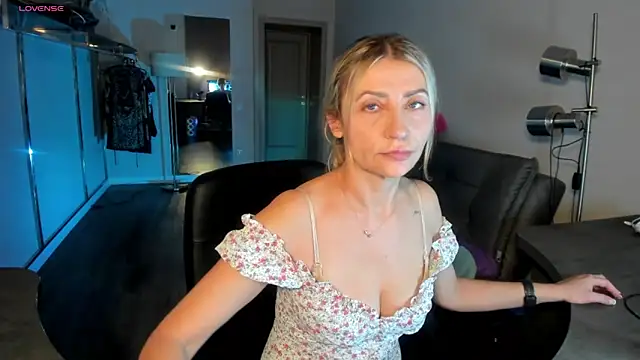 ZoeGrant online show from February 2026 07:02:02 PM