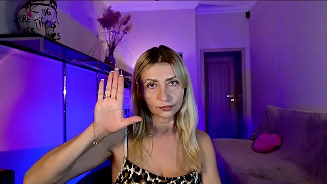 ZoeGrant online show from October 2025 05:37:02 PM