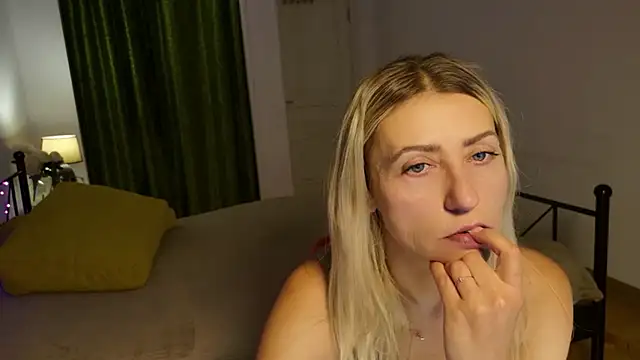 ZoeGrant online show from November 2025 08:45:02 PM