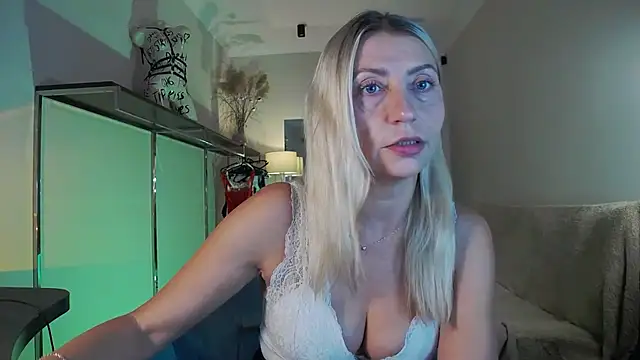 ZoeGrant online show from October 2025 06:31:02 PM