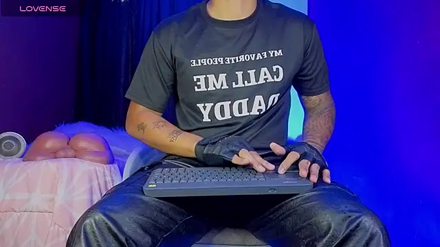 TomLover 12 online show from October 2025 12:17:01 PM