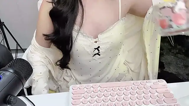 Snapshot of Mya_Lee chatting on January 2025 10:19:01 PM Mya Lee online show from January 2025 10:19:01 PM