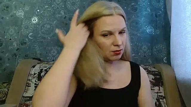 Snapshot of BlondeFox chatting on November 2025 04:23:01 AM BlondeFox online show from November 2025 04:23:01 AM