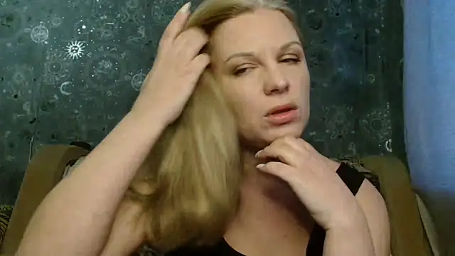 Snapshot of BlondeFox chatting on November 2025 03:07:02 AM BlondeFox online show from November 2025 03:07:02 AM