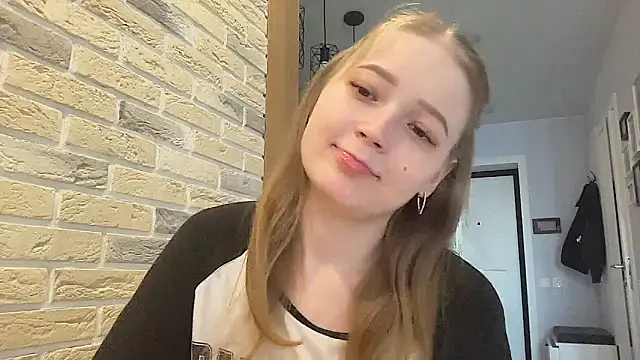 CharmingSarah online show from April 2026 01:47:01 PM