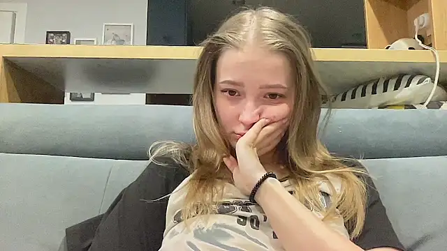 CharmingSarah online show from April 2026 04:22:02 PM