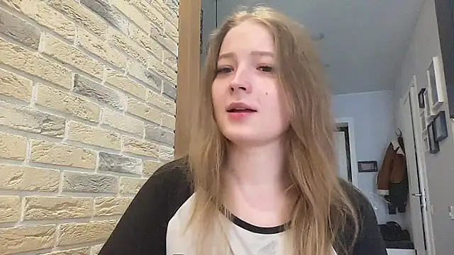 CharmingSarah online show from May 2026 01:59:02 PM