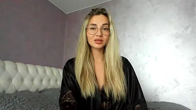 Snapshot of _DarkRose_ chatting on September 2025 10:11:01 AM DarkRose online show from September 2025 10:11:01 AM