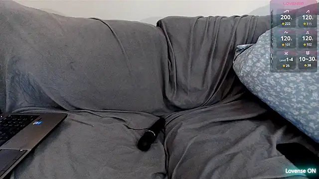 Snapshot of EmoDream1998 chatting on March 2026 02:45:01 AM EmoDream1998 online show from March 2026 02:45:01 AM