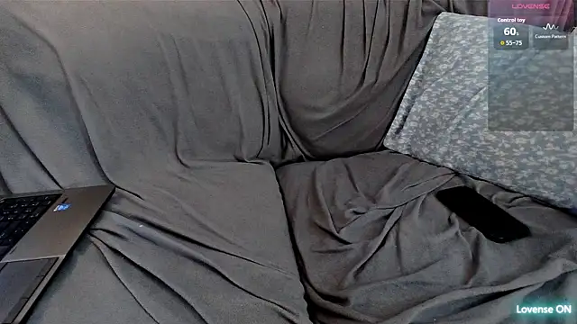 Snapshot of EmoDream1998 chatting on December 2025 11:14:02 PM EmoDream1998 online show from December 2025 11:14:02 PM