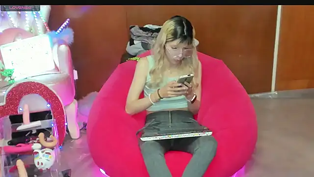 Skinygirl online show from April 2026 11:28:01 PM