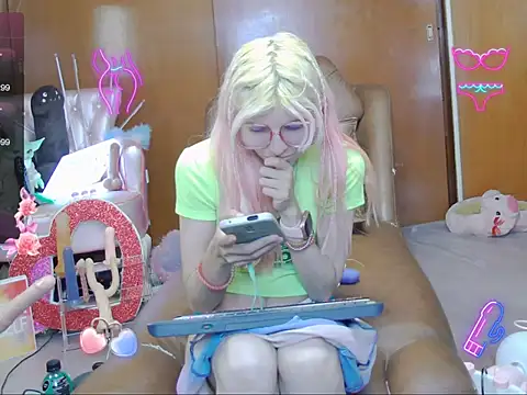 Snapshot of Skinygirl chatting on November 2025 11:42:02 PM Skinygirl online show from November 2025 11:42:02 PM