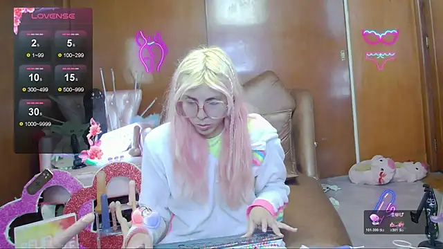 Snapshot of Skinygirl chatting on November 2025 11:31:01 PM Skinygirl online show from November 2025 11:31:01 PM