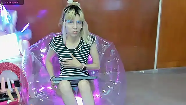 Skinygirl online show from March 2026 12:23:02 AM