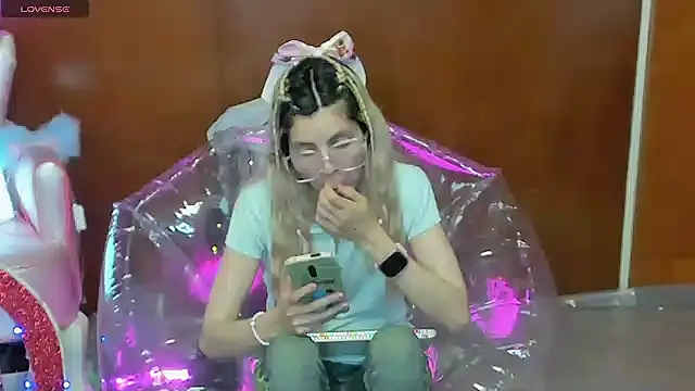 Skinygirl online show from March 2026 11:33:01 PM