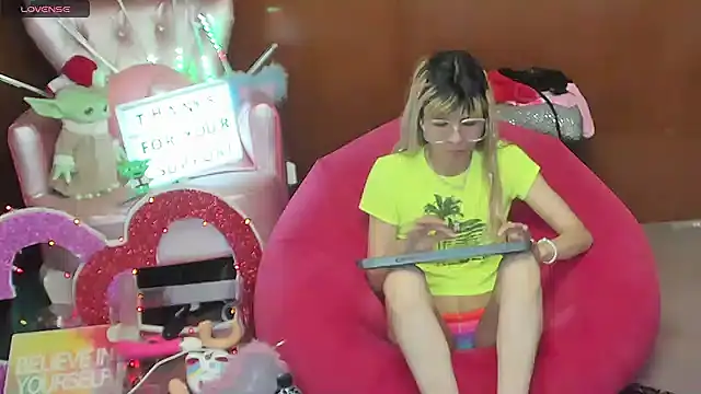 Skinygirl online show from April 2026 11:06:02 PM