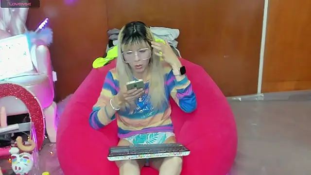 Skinygirl online show from April 2026 10:55:02 PM