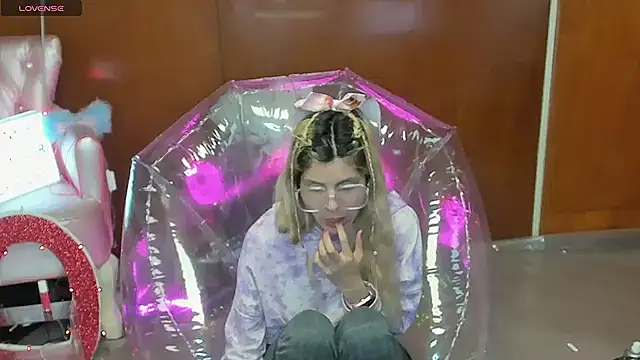 Skinygirl online show from March 2026 11:01:02 PM