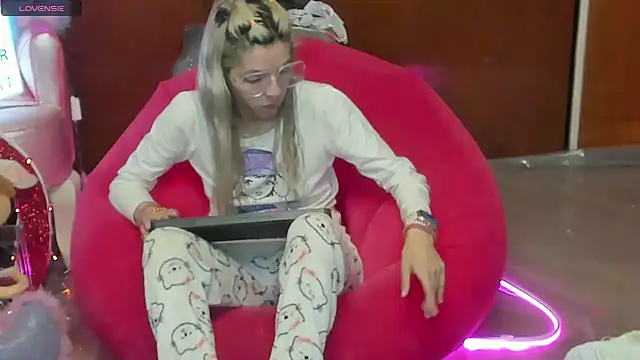 Skinygirl online show from June 2026 11:13:02 PM