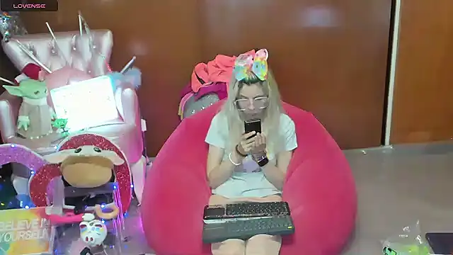 Skinygirl online show from July 2026 12:11:01 AM