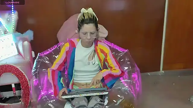 Skinygirl online show from March 2026 10:53:02 PM