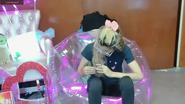 Skinygirl online show from February 2026 11:37:02 PM