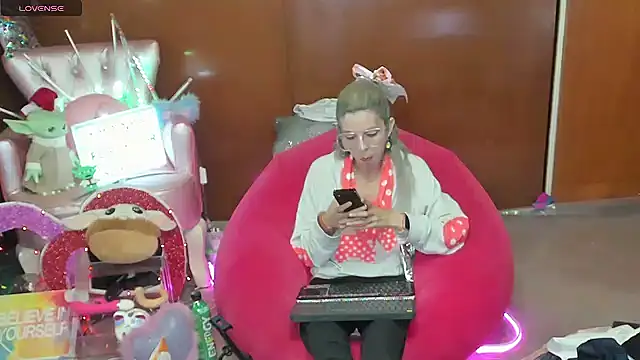 Skinygirl online show from May 2026 10:40:02 PM