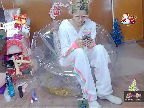 Snapshot of Skinygirl chatting on December 2025 05:18:02 PM Skinygirl online show from December 2025 05:18:02 PM